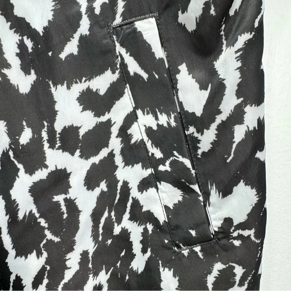 Chico’s Black and White Vest Animal Print Lightweight Nylon Mobwife Sz 1 Medium - Picture 6 of 9